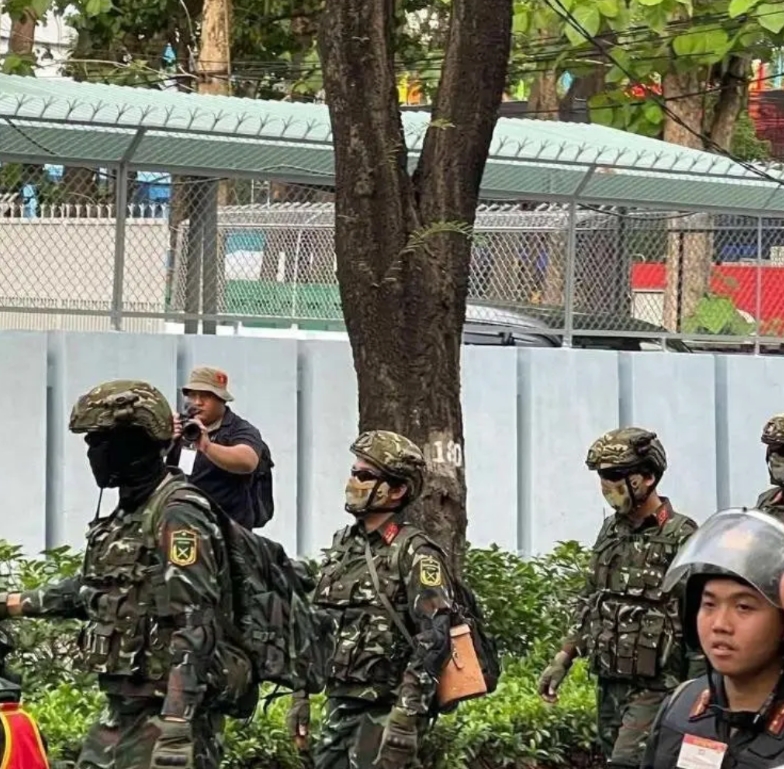越南阅兵式前夕，特种部队开始在越南街头出现，可能是负责保卫工作（图1），
对照以