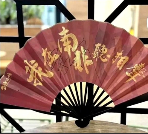 太给力了！一个民营相声社团出国演出，主流媒体发文报道实属罕见。

郭德纲德云社相