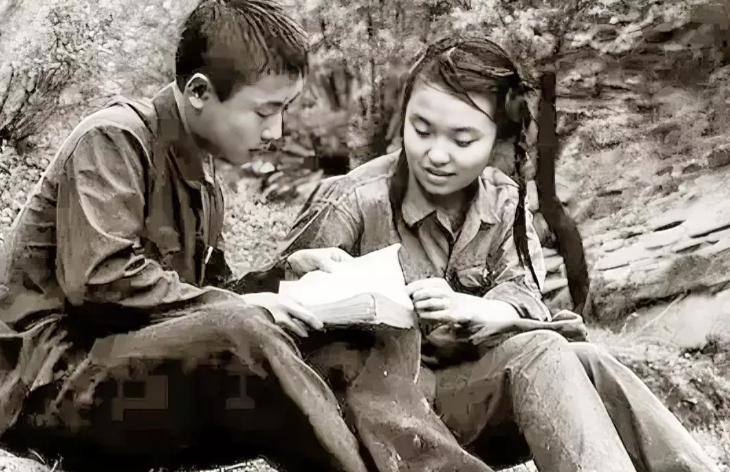 1977年，陕北一女知青考上大学，临走前将自己的贴身玉佩送给农民郭明亮，眼含热泪