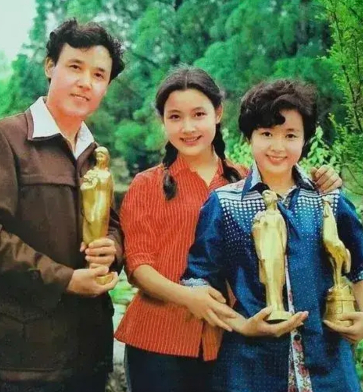 昨天我发了张八十年代四个最当红明星的合影
他们是唐国强、斯琴高娃、张瑜、达式常。