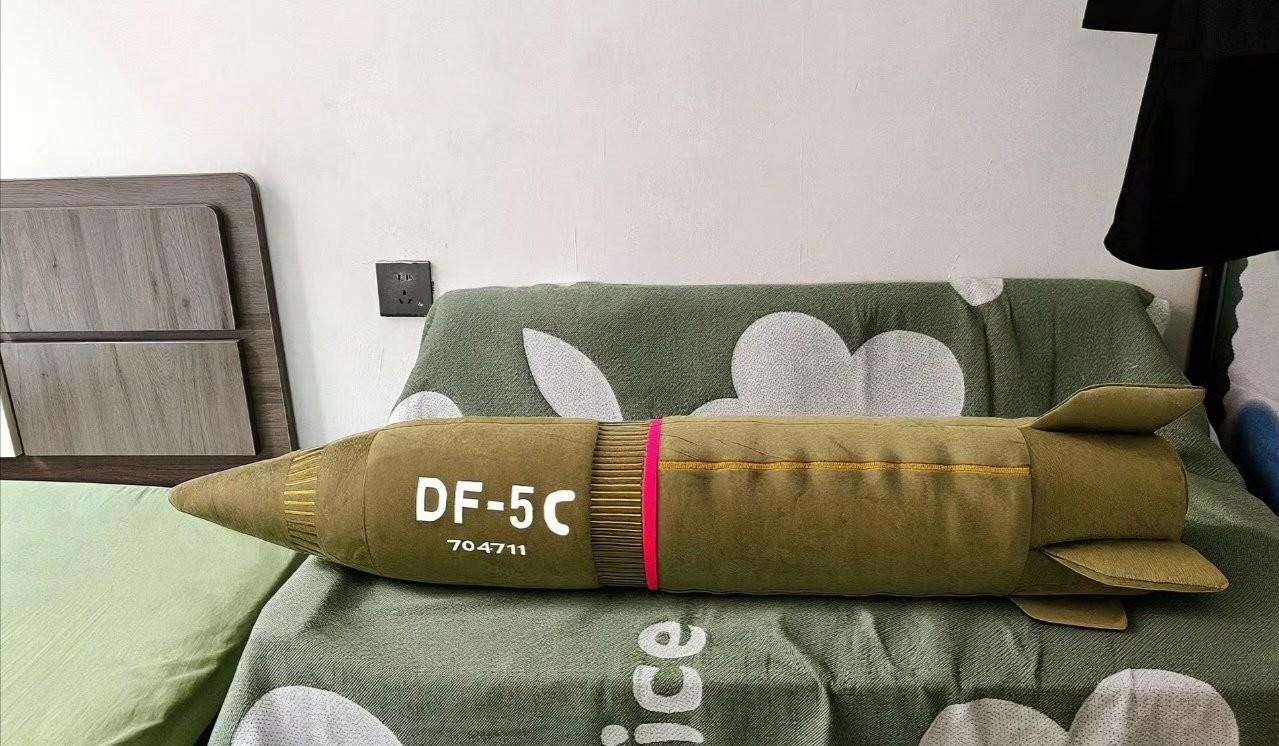 不愧是义乌！
93阅兵才过去几天，相关产品就上市了，这要是整来一个，晚上抱着睡觉
