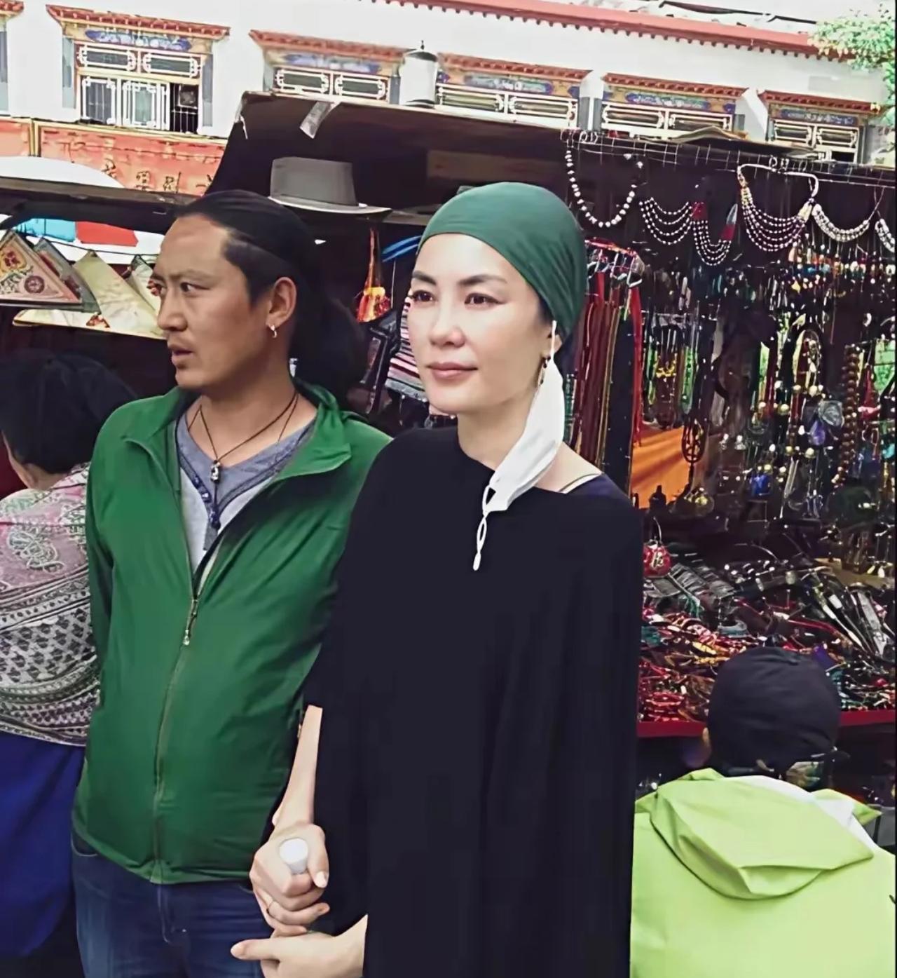 王菲以前出来的照片完全没有大妈感，现在确实有了。也许是修身养性的原因，现在她的面