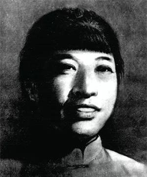 1928年秋，湖南桑植刑场。人群死寂，刽子手剥光一名女子的衣裳，将她四肢绑在木桩