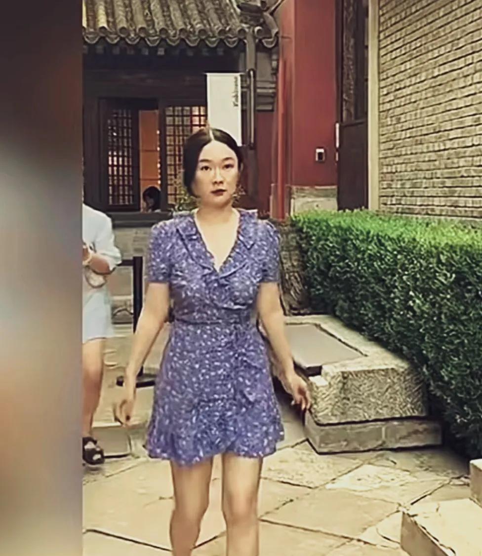 网友镜头下的霍思燕出现在北京胡同，较以前白白胖胖样子瘦了不少，她身穿紫色碎花连衣