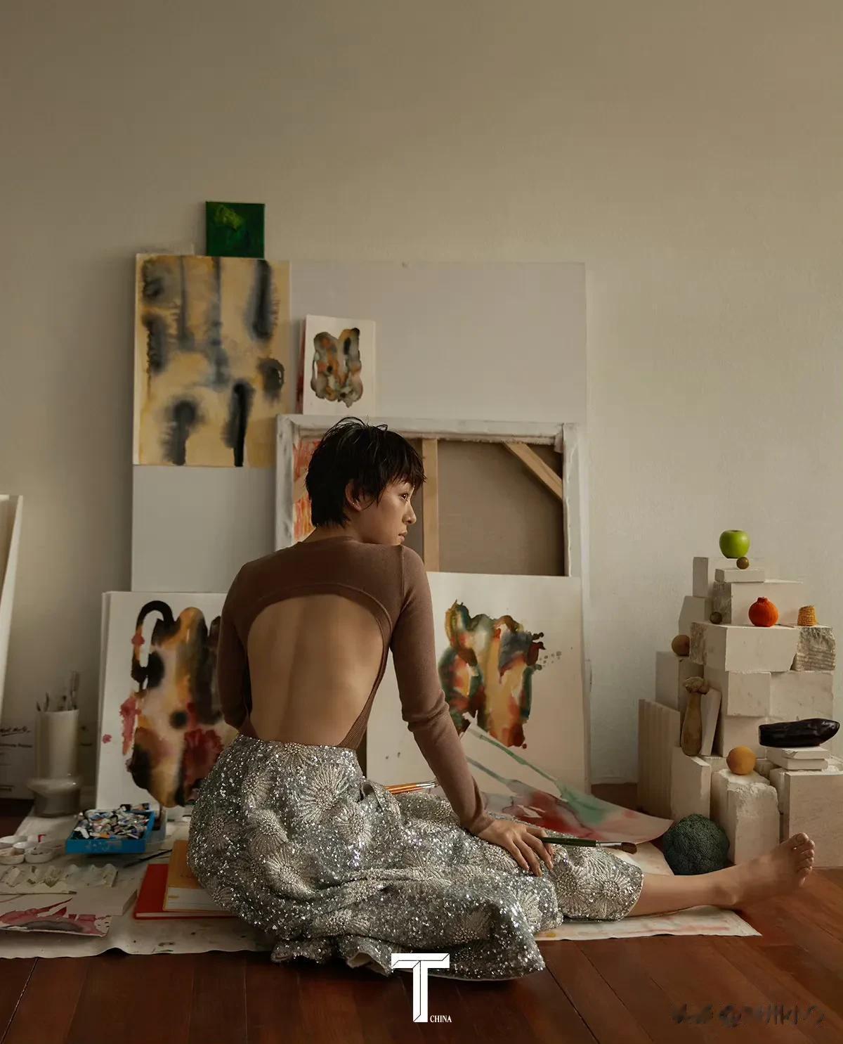 孙俪对自己的身材一向都很自律，平时瑜伽都在坚持练，外加日常养生保养。就孙俪的背而