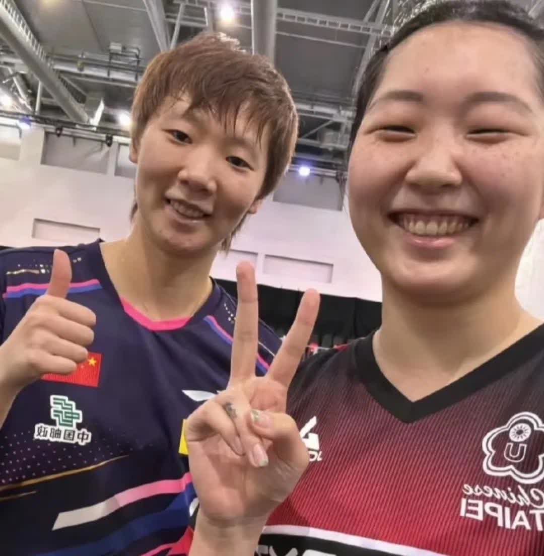 是两个优秀的女孩子呀！
  王曼昱的小迷妹简彤娟在重庆冠军赛比赛前表示希望和上