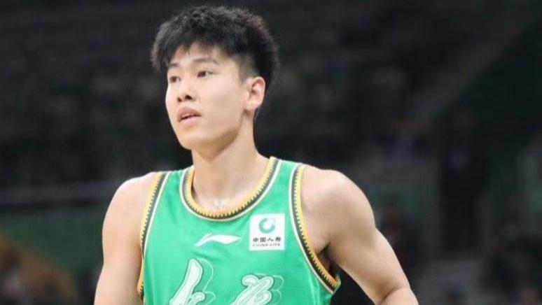 李虎翼真自律！雇训练师帮自己提升对抗，突破还是要更积极主动！