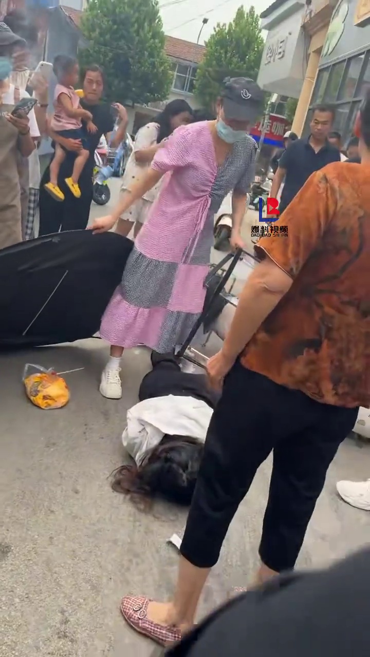 小三当街被原配打倒在地不敢抬头，用衣服包住头被抬上担架送医！