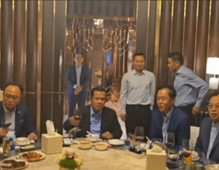洪森确实是一个极为谨慎且精于保全自己的人。从他的外出应酬方式来看，每次带着多个保