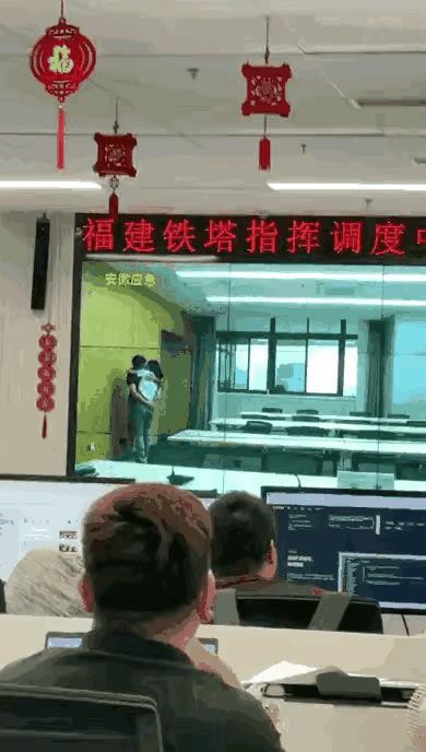 福建铁塔万万没想到
自己以这种方式扬名立万
这两年轻人以一己之力
带火了自己的工