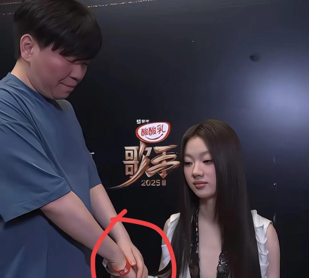 别替常石磊瞎操心了，
张碧晨争原唱那档子事，
根本不会发生在他身上。单依纯早就说