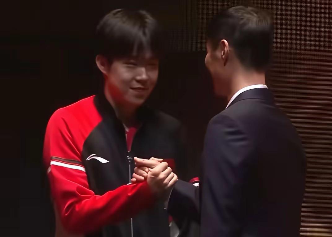 王励勤看王楚钦的眼神，满是宠溺，颧骨扬起来。优秀生王楚钦在领导面前敢吐槽“累死了