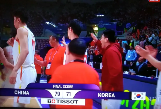 今晚中国男篮放开了打，就行了。打进了亚洲杯男篮半决赛，也就是中国男篮十年来最好的