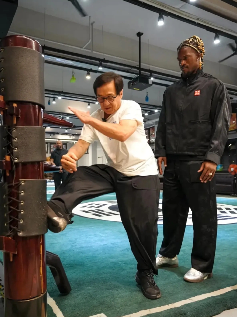 这两谁的腕儿大？
我的答案是：必须是大哥！
巴特勒只能算是成龙的迷弟，实际上根本