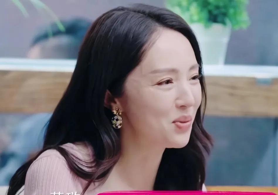 董璇：等酒窝住校，我就可以过正常的生活了
董璇和张维伊结婚这事也太过草率了，现在