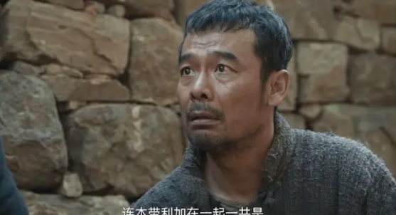 封四最后大喊让大脚放下刀，是想救大脚吗？我觉得不是。

那种情况下面，大脚当着马