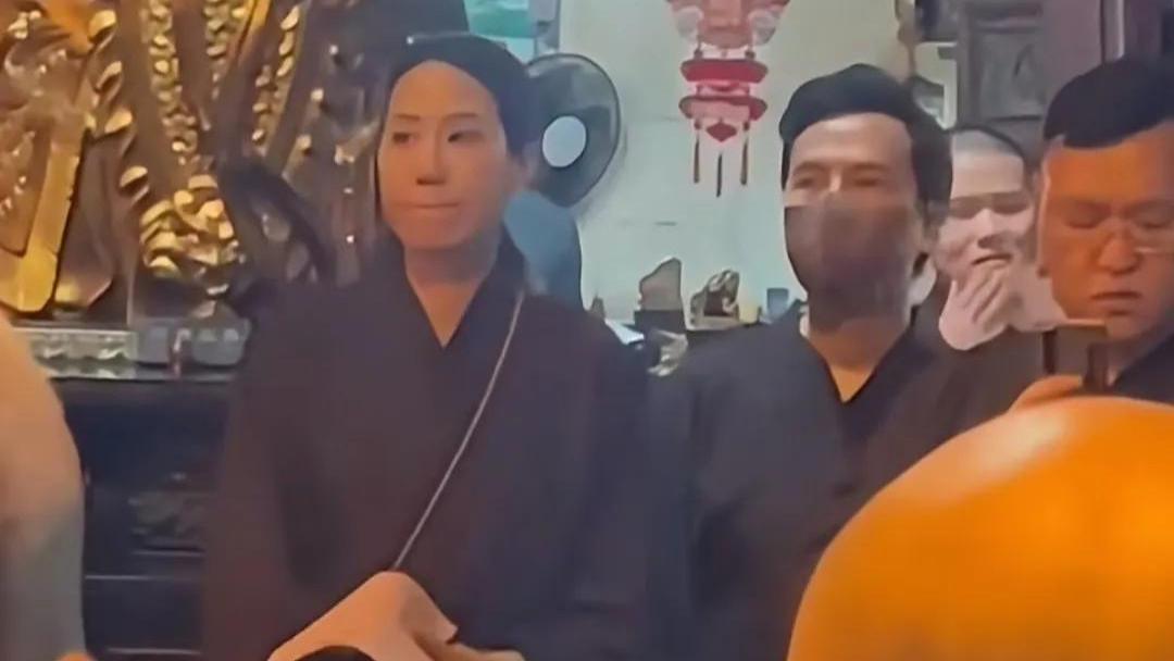 哇塞！甄子丹和老婆普陀山之行，穿僧服浴佛节祈福超虔诚，亮点多多！