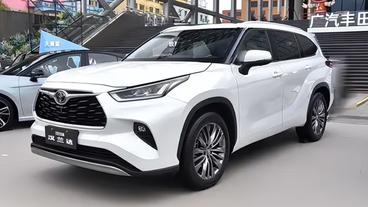 26款汉兰达24.98万起售，新增赛博金色，全系标配15.6英寸中控屏