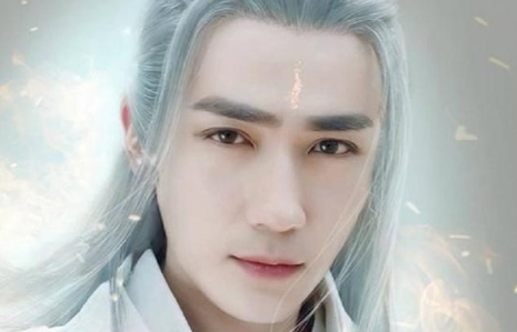 2017年《镇魂》导演选角时，给朱一龙打了一通电话：“有个剧想邀请你来参演，剧中