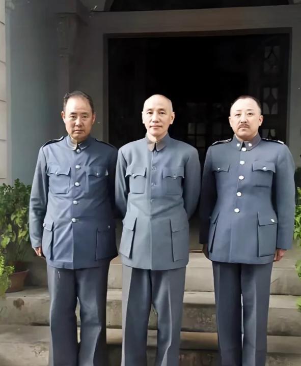 蒋介石旁边的两位是谁呢？能站在他身边，身份一定是不低的，大家知道他俩是谁呢？