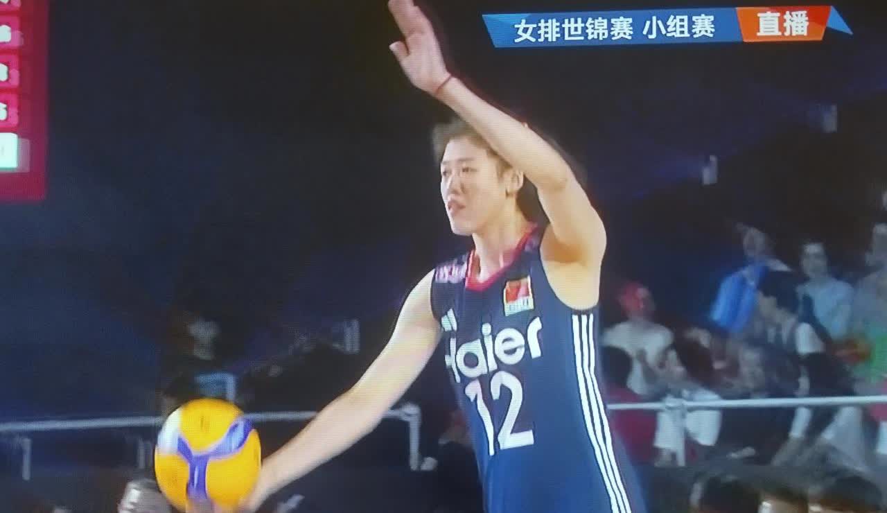 李盈莹的状态在恢复，今天对阵哥伦比亚又首发上场，虽然进攻还显得拘谨，但是发球给了
