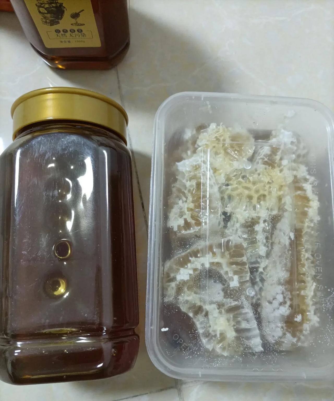 就帮了一点小小的忙，一位刚认识不久的男孩却送了份这么大的礼。
三罐蜂蜜，两盒蜂巢
