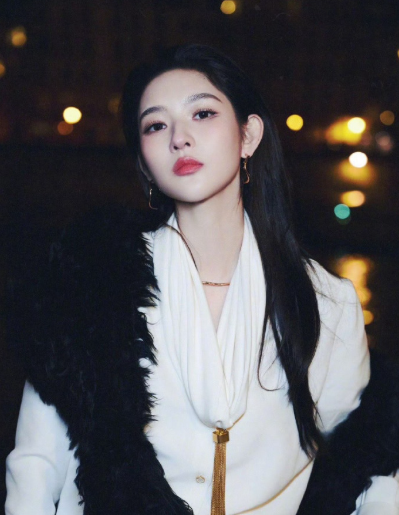 王玉雯的美真是模糊像素都无法掩盖。即便在模糊的官方镜头里，她依然能第一时间吸引目