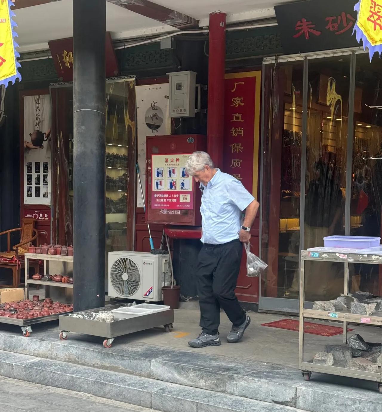 潘家园旧货市场，这位中国球迷的老朋友买了不少东西，没太大变化，还记得他吗？