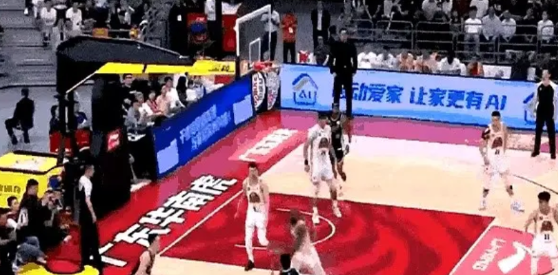 莫兰德面部骨折了！

曝在上一轮广东对阵吉林的比赛中遭到任骏飞肘击的莫兰德，被诊