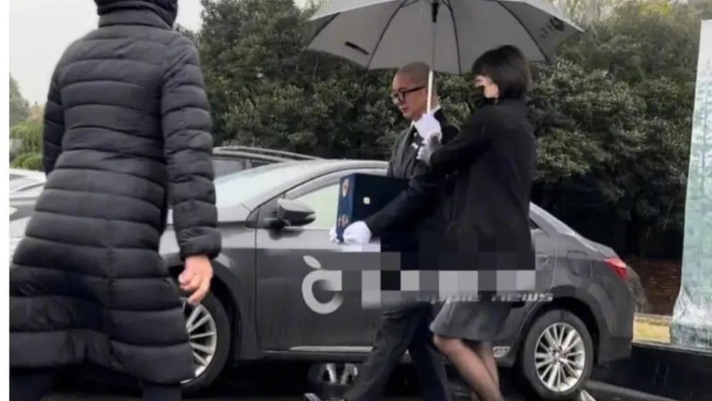 深情难舍昼夜守墓 小S力挺背后的家族羁绊