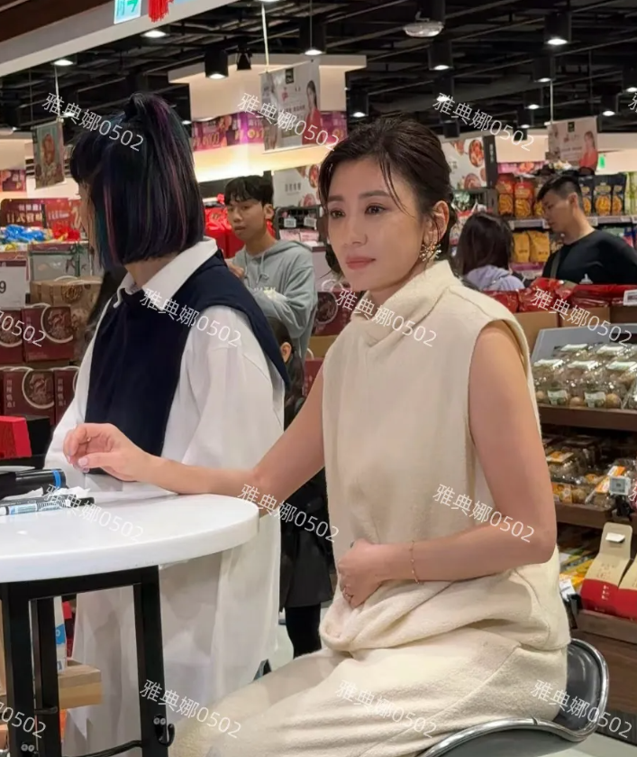 贾静雯出席活动生图，她不是那种浓颜系一眼惊艳的美女，但五官端正眉目清秀气质温婉，