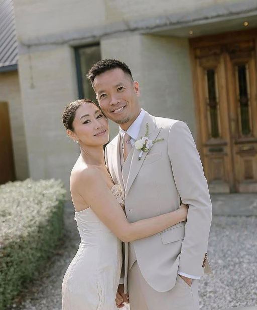 43岁的视后胡定欣官宣结婚！

胡定欣成功嫁给她的医生老公，正式宣告结束9年单身