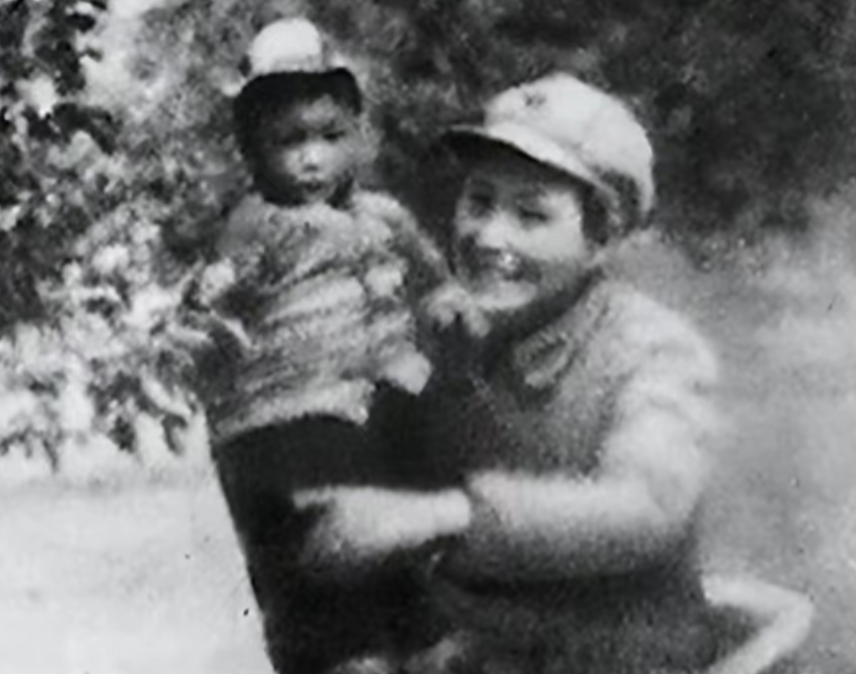 1936年，贺龙抱着5个月大的女儿长征，女儿饿的哭不出声来，也不愿意吃树皮，一位