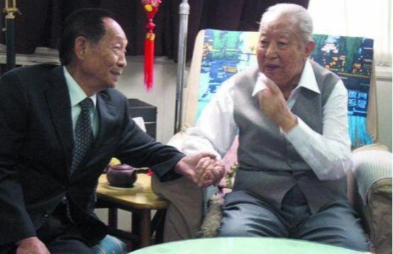 2006年，袁隆平到北京出差时，特意去看了身体欠佳的华国锋，当时华国锋不太愿见客