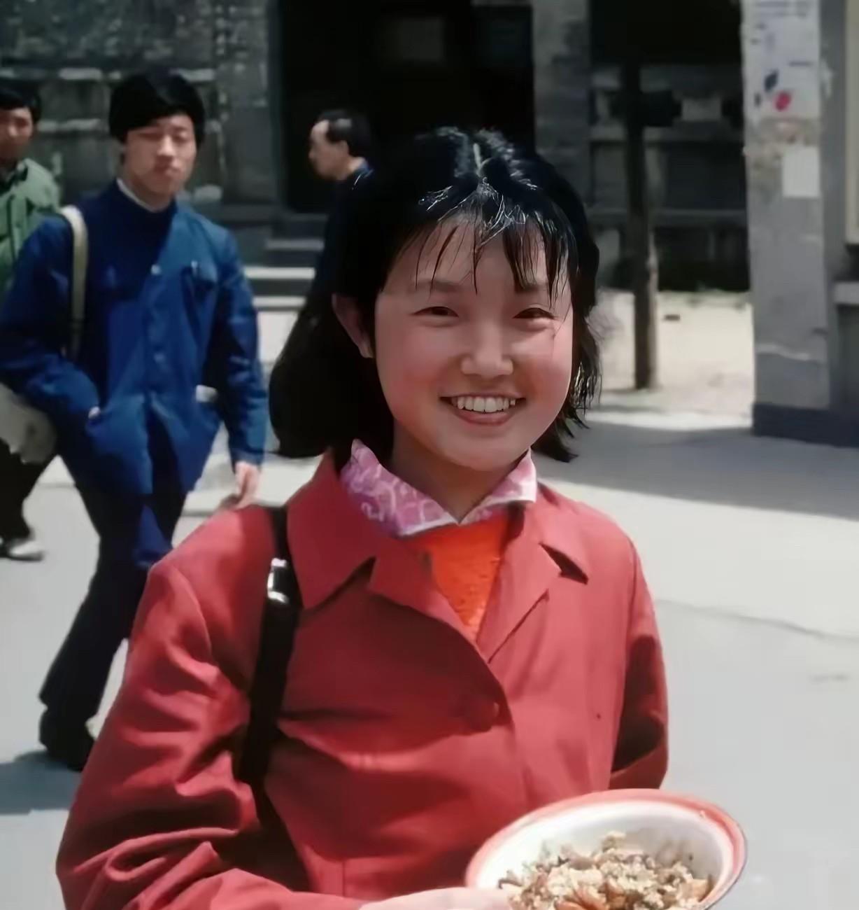 1979年9月11日，北京大学中文系汉语言文字学专业的学生们端着铁饭碗，步履匆匆