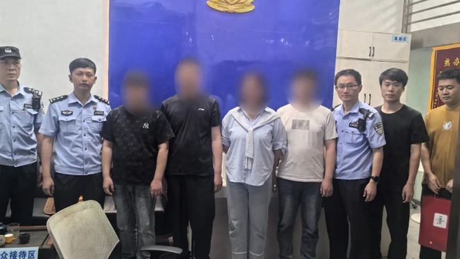 三男一女驱车数百公里，来厦购买50万元金条，店长紧急报警！
