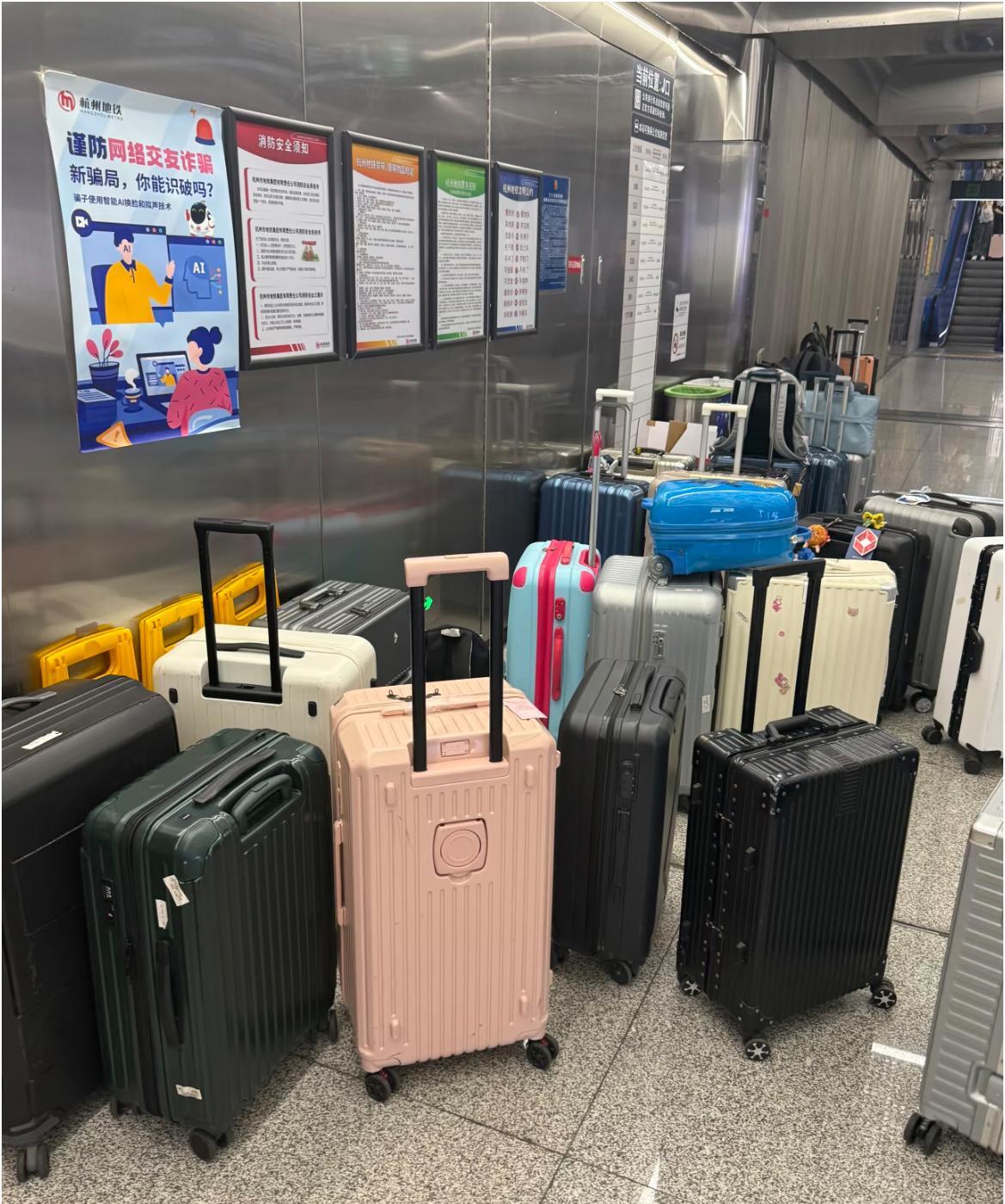 杭州东站这又是什么现象谁懂吗？
从19号地铁东站J口出来
路过这里好多行李
感觉