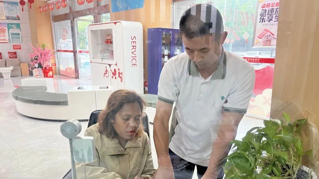 新县农商银行成功办理首笔境外人员社保卡业务