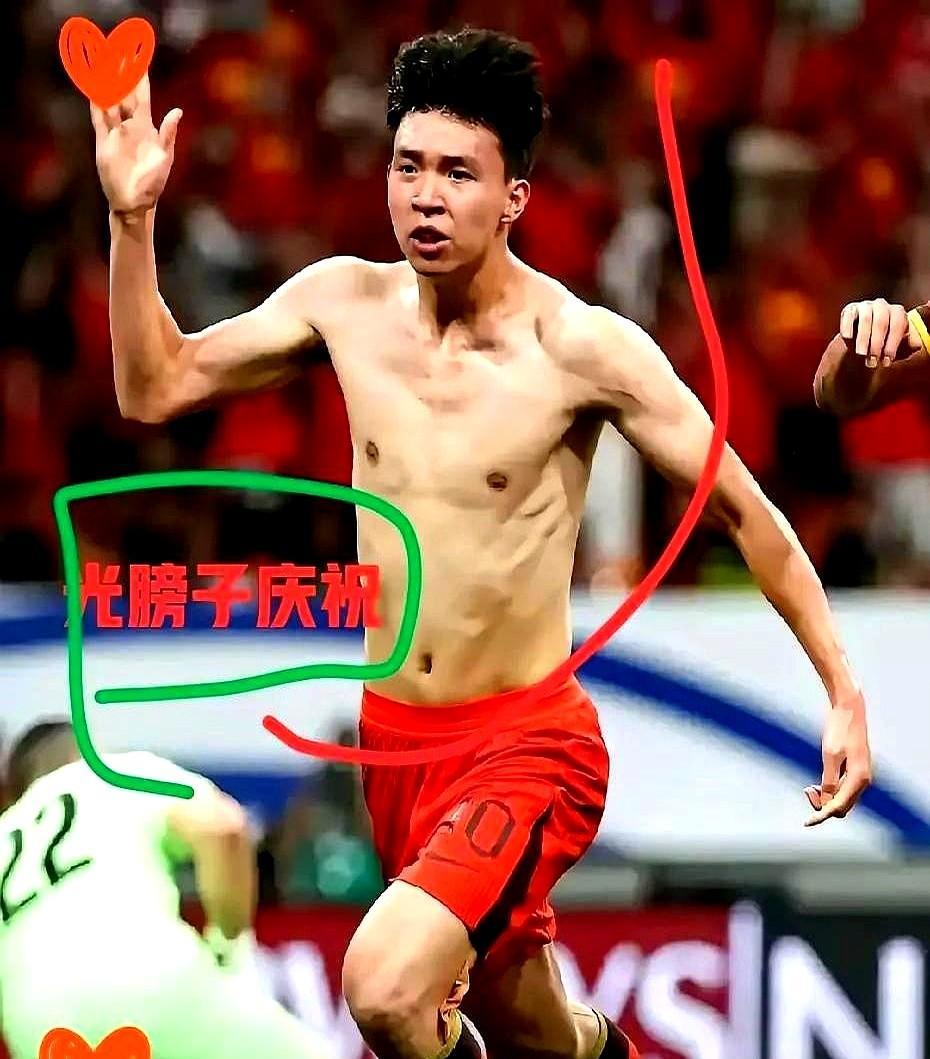 这张照片将遗臭万年！
你说这至于吗？
就赢场普通比赛闹腾成这样，不知道的还以为捧