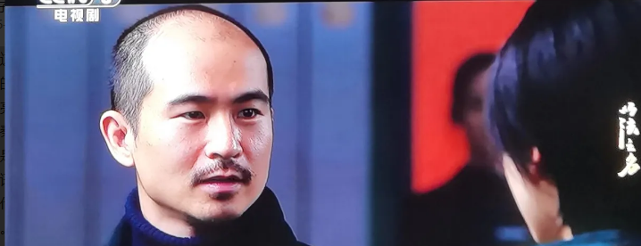 《以法之名》这个人叫什么名字？他是垃圾处理厂的人。
他捡了乔振兴的手机。
他逼问