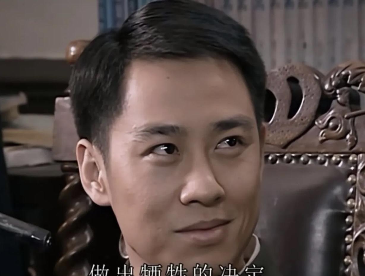 《潜伏》中有一个配角，他的信仰，他的牺牲，令人久久难以忘怀。
剧中的余则成是顶着