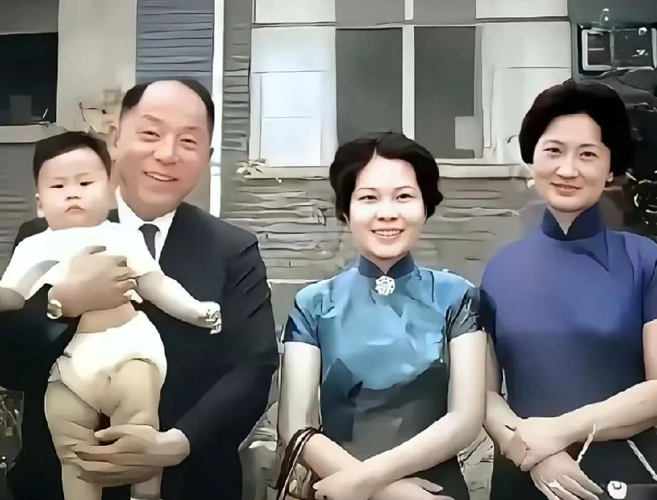 [浮云]1962年，张学良抱着大孙子张居信，和儿媳及50岁的赵一荻的一张合影，张