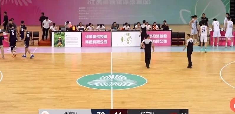 #全家抢着坐的大六座SUV#
辽宁U22对阵北京队的上半场比赛结束，辽宁队暂时领