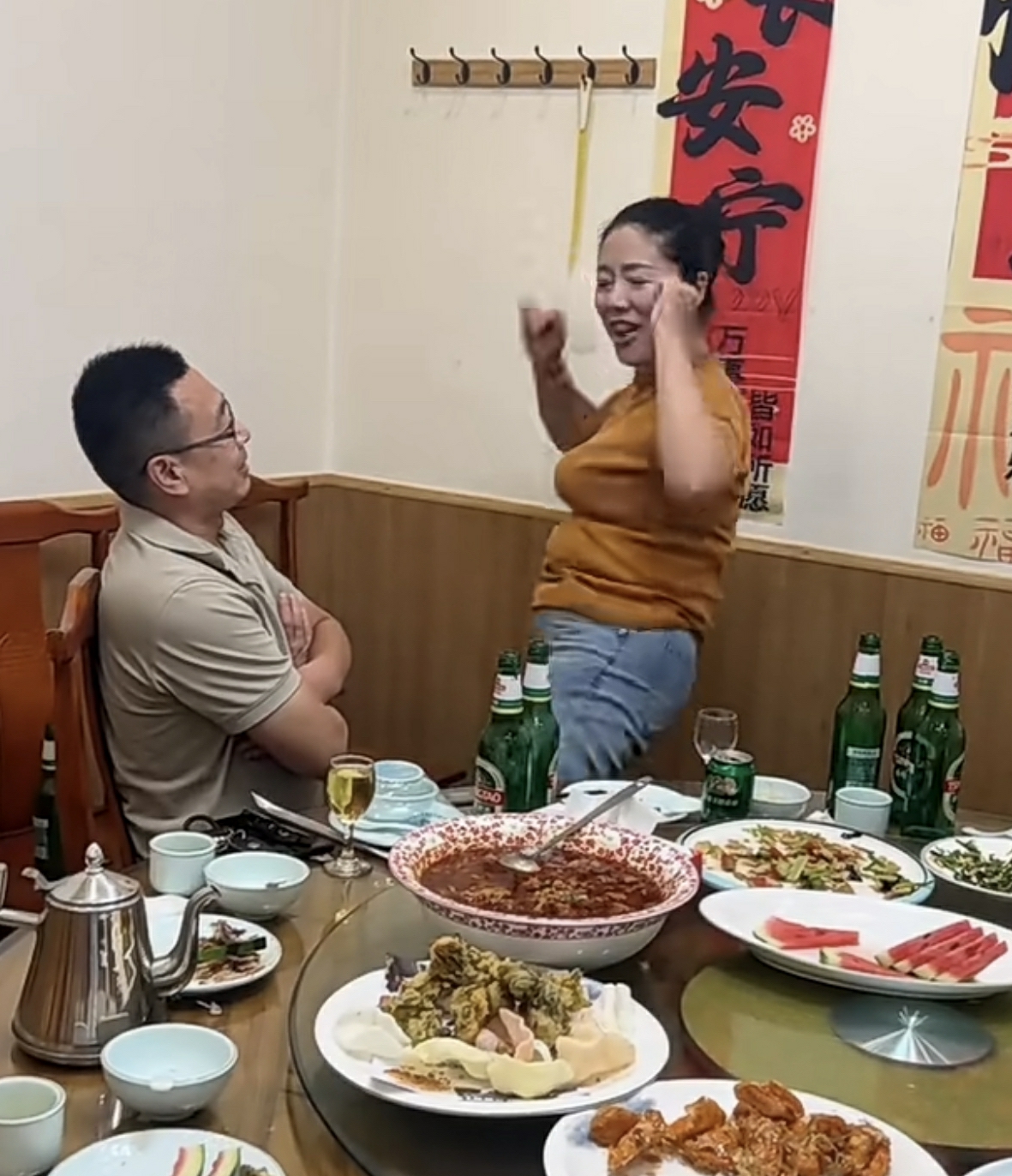 非要给老同学跳一个