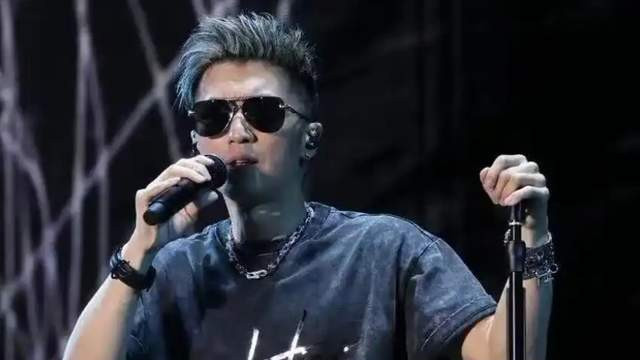 Lucas 复刻拽酷台风：谢霆锋用演唱会完成 “破碎家庭” 的爱之重构