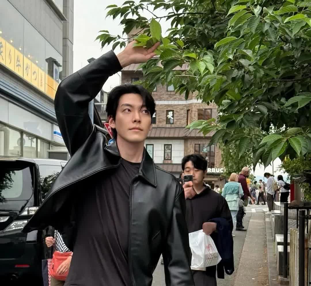 4日，演员金宇彬在自己的Instagram上传了多张照片。公开的照片中，金宇彬身