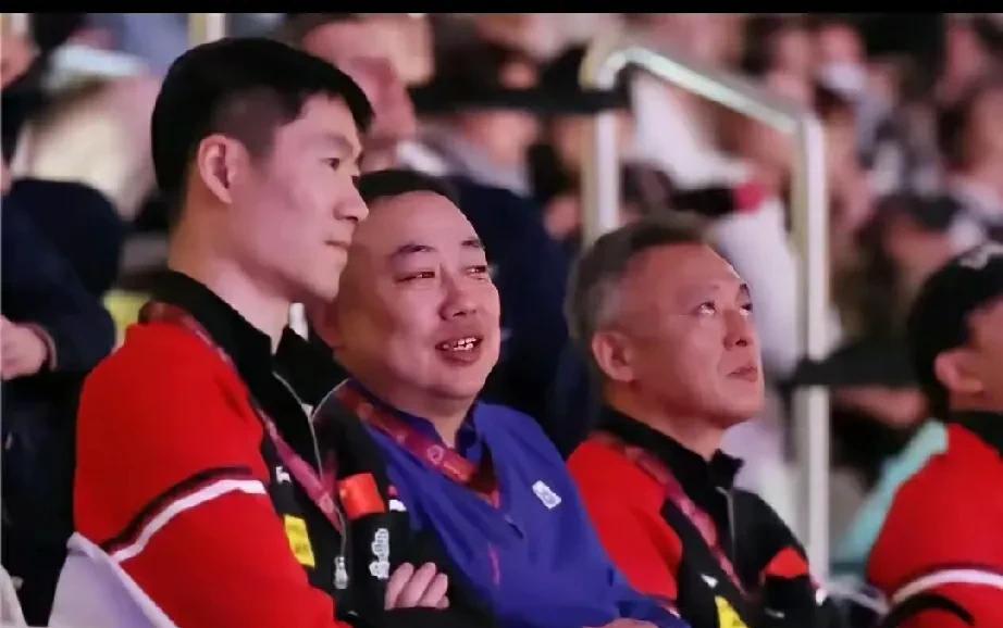 #孙颖莎比赛豪华后援团说明了什么#说明喜爱她的人众多，而她也配得上众人的喜爱。