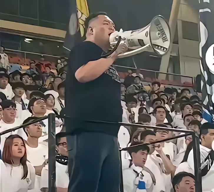 韦世豪就算应该被终身禁赛那也属于球场违规，怎么判罚是中国足协的事！但是你的行为已