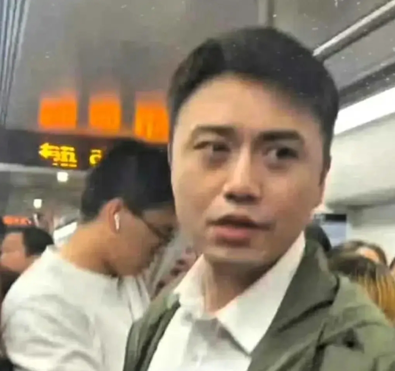 上海地铁的变态狂，41岁的姚某，地铁上公然脱裤子耍流氓，被人现场抓获，拘留。真是