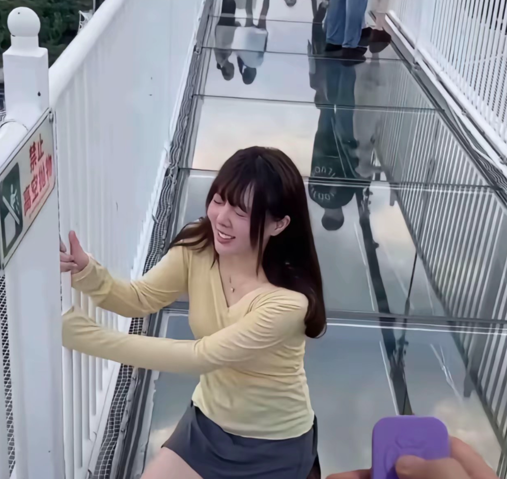 她这是怎么了？肚子疼么？
